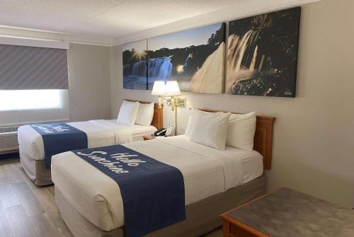 阿灵顿海茨芝加哥阿灵顿高地戴斯酒店的酒店客房设有两张床和窗户。