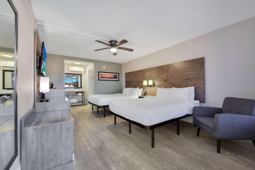 好莱坞Quality Inn & Suites Airport-Cruise Port Hollywood的酒店客房配有两张床和吊扇。