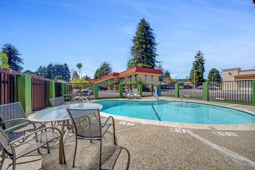 圣克鲁兹圣克鲁兹品质酒店的围栏旁的带桌椅的游泳池