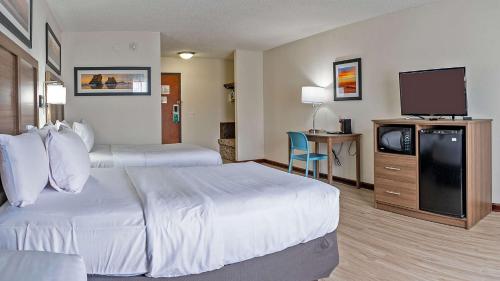 米兰诺米兰诺桑德斯基品质酒店的酒店客房设有两张床和一台平面电视。