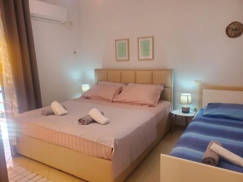 都拉斯Apartament 1+1 Plazh Durrës的一间卧室配有一张带两个枕头的床