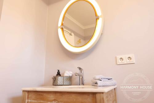汉德维特Harmony House的浴室设有水槽和墙上的镜子