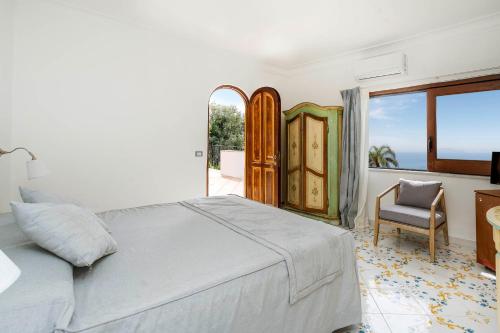 阿纳卡普里基拉索尔II号酒店的卧室配有床、椅子和窗户。