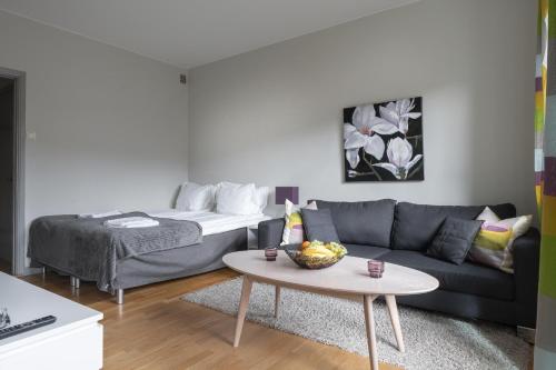 哥德堡Live and Stay Lagerbring的客厅配有沙发和1张床