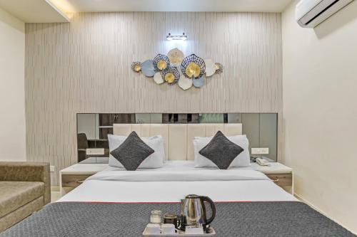 新德里Hotel Park Seven Near Delhi International Airport的卧室配有一张白色的大床和一张沙发。