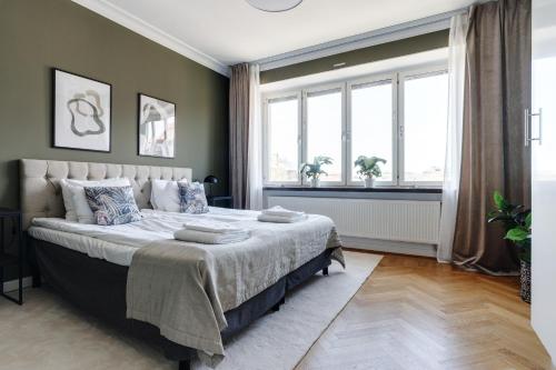哥德堡Live and Stay VR40的一间卧室设有一张大床和一个窗户。