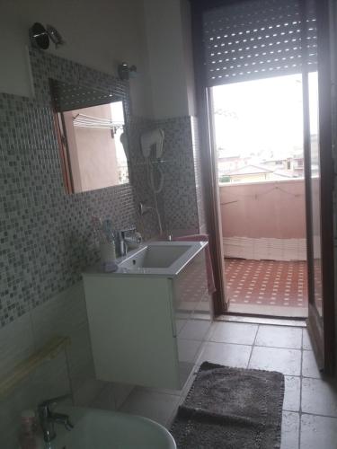 阿普里利亚OLEANDRI SUITE B&B的一间带水槽和卫生间的浴室以及窗户。