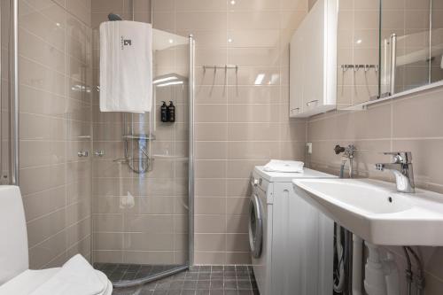 哥德堡Live and Stay VR40的带淋浴、盥洗盆和卫生间的浴室