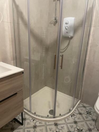 巴利纳Wards的浴室里设有玻璃门淋浴