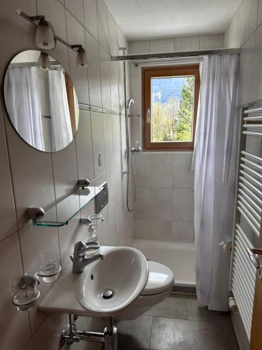 克洛斯特斯Ferienwohnung Crameri的白色的浴室设有水槽和淋浴。