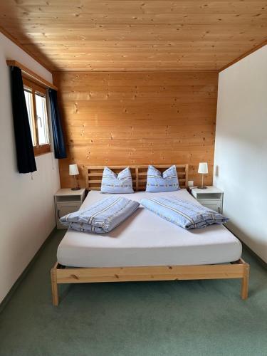 克洛斯特斯Ferienwohnung Crameri的一间卧室配有一张带两个枕头的床