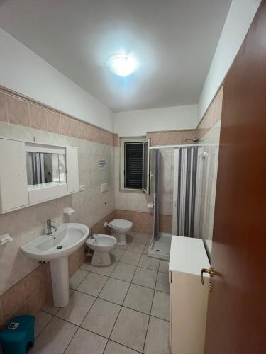 维耶斯泰Villa Angela case vacanza的一间带两个卫生间、淋浴和盥洗盆的浴室