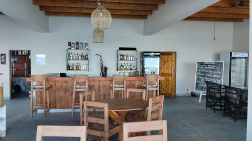 SengaJoma Adventure Lodge的一间带桌椅的用餐室