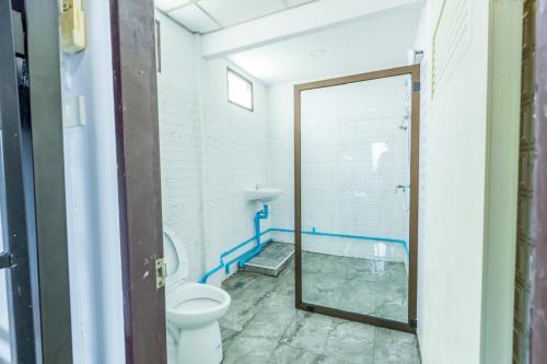 大城Your Home AYUTTHAYA ยัวร์โฮม的一间带卫生间、淋浴和镜子的浴室