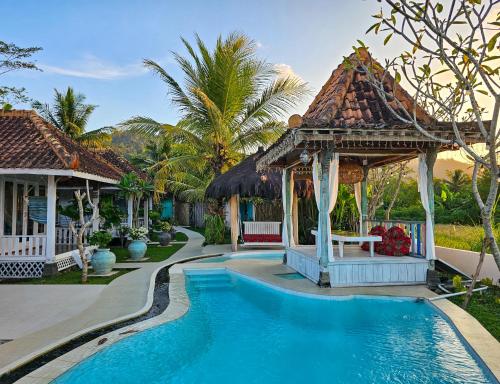 婆罗浮屠嘉怒尔别墅旅馆的一座带游泳池和凉亭的房子