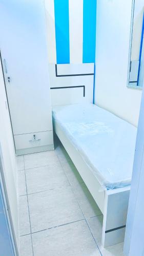 迪拜Dar Al Mansoor Vacation Homes LLC的一间在客房内设有白色长凳的浴室