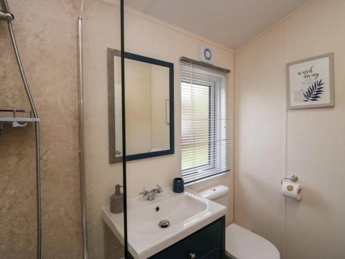 WartonLakeland Dream的一间带水槽和玻璃淋浴的浴室