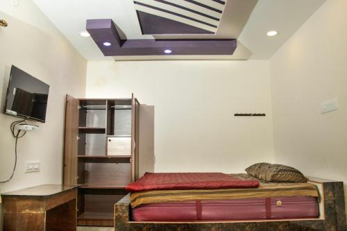 科代卡纳尔Close 2 Heaven的客房设有1张床和1台天花板上的电视