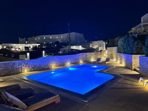 米克诺斯城Grace Villa Mykonos的夜间游泳池