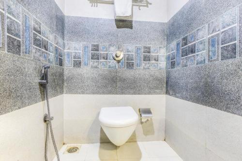 孟买Hotel Akasa Inn的一间带卫生间和淋浴的浴室