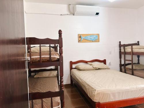 圣塞巴斯蒂安Casinhas Terõ -的一间客房内配有两张双层床的房间
