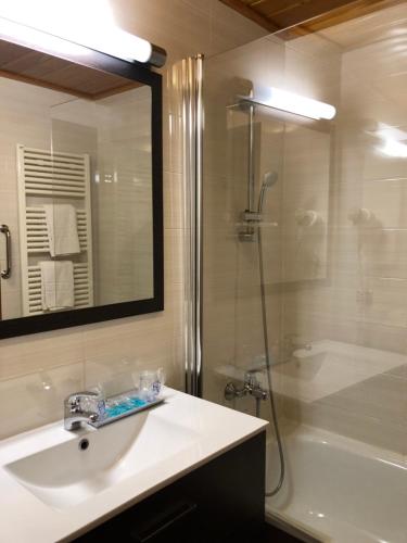 拉莫利纳索林内酒店的浴室配有水槽、淋浴和浴缸。