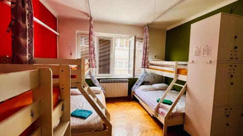 萨拉热窝巴尔干汉旅馆的小房间设有两张双层床和窗户