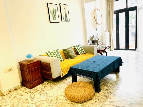新加坡Convenient Rare house in central city的客厅配有沙发和桌子