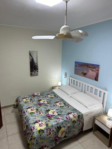 兰佩杜萨Villette ad uso turistico Lampedusa的一间卧室配有一张床和吊扇