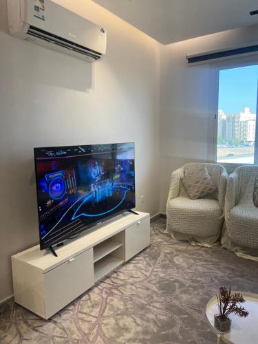 吉达اطلالة الريان شقة خاصة的客厅配有大屏幕平面电视