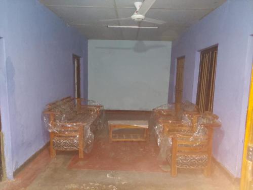 拜蒂克洛House near main temple的一间房间,里面配有一些桌椅