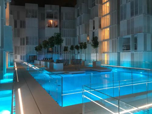 伊维萨镇LA MAISON BLANCHE IBIZA 5*的建筑物中游泳池的夜间图像