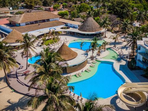 萨拉昆达Kombo Beach Resort的棕榈树度假村泳池的空中景致