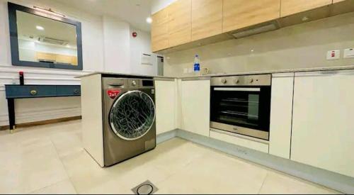拉合尔Premium 1BR DHA Phase 5的带洗碗机和洗衣机的厨房
