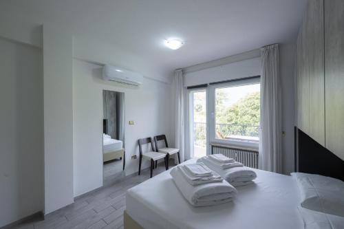 加尔达湖滨Holiday Apartments Bellariva的白色的客房设有床和窗户。