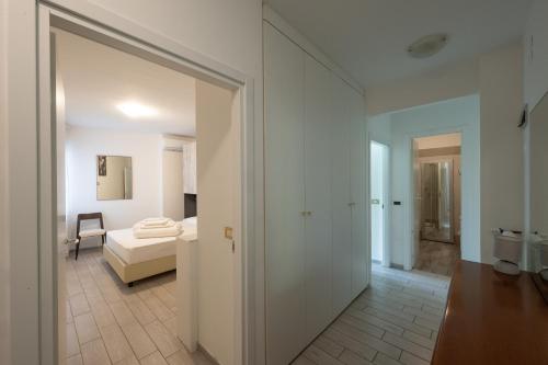 加尔达湖滨Holiday Apartments Bellariva的白色的客房设有一间卧室和一张床