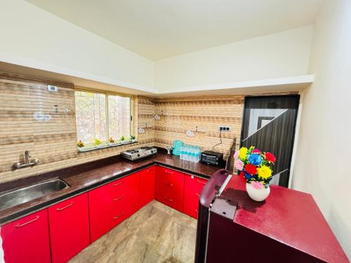 ParxemSerenity Homes的一间厨房,配有红色橱柜和红色台面