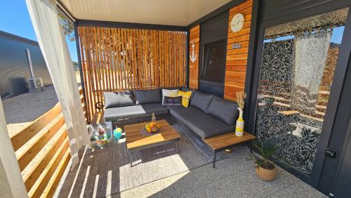 皮罗瓦茨CHARTA mobile home Bimbo的一个带沙发和桌子的门廊