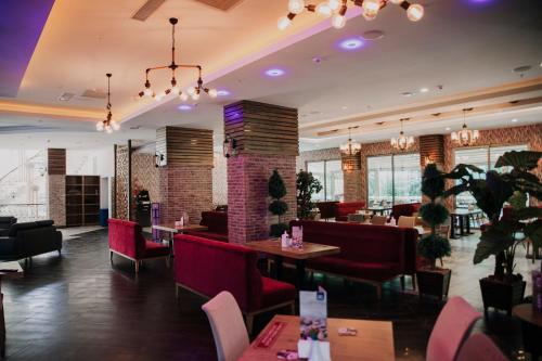 杰尔宾特Elgarden Hotel & Spa的一间在房间内配有桌椅的餐厅