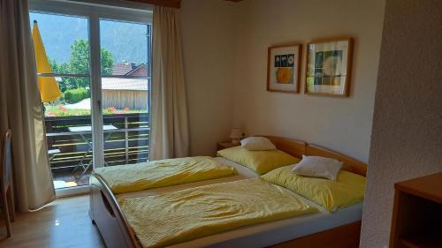 巴德哥依斯恩豪斯皮尔菲林公寓的带窗户的客房内的两张床