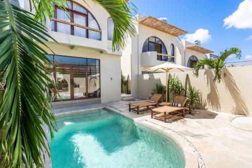 坎古Amani Villas: New, Luxury, Mediterranean, Private Pool, Canggu的一座带游泳池和房子的别墅