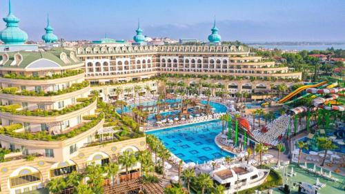 沙姆沙伊赫Hotel Makadi sharm elshekh的享有带水上公园的度假村的空中景致