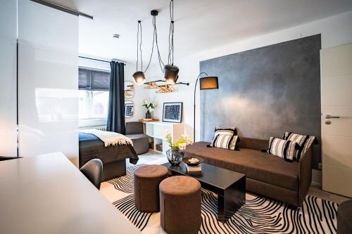 威斯巴登50% Rabatt - zentral - Designstudio - 3 Pers.的客厅配有沙发和桌子