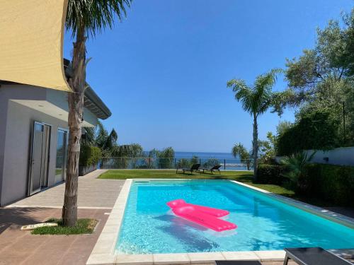 贾迪尼-纳克索斯LUXURY, VILLA VITTORIO, Pool, Taormina,Etna & Seaview的水中红色浮动的游泳池