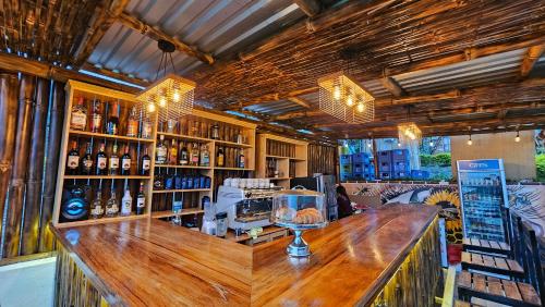 圣胡安拉拉古纳Glamping El Pájarero的酒吧设有木柜台,提供葡萄酒