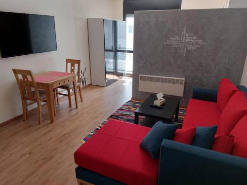 拉巴特DOUBLE Studio的客厅配有红色的沙发和桌子