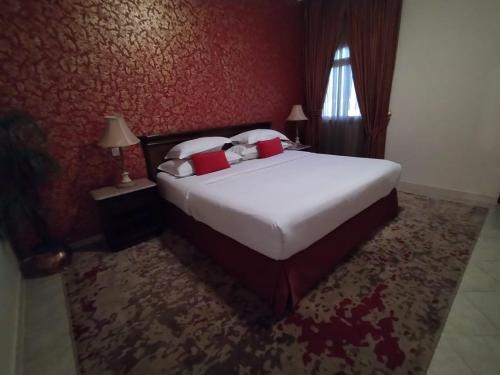 吉达فندق مدهال的一间卧室设有一张带红色墙壁的大床