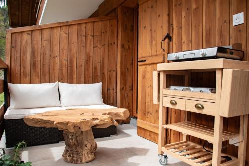圣热尔韦莱班Studio cabine « Au Loup Blanc »的配有床、桌子和长凳的房间
