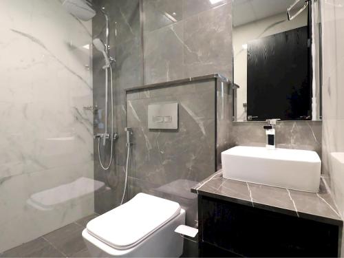 迪拜VESTA - Dubai Residence的浴室配有卫生间、盥洗盆和淋浴。
