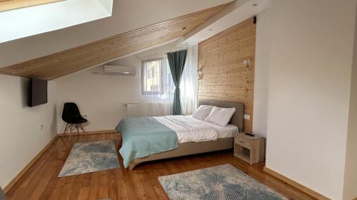 布什泰尼La Casa Verde的一间小卧室,配有床和窗户